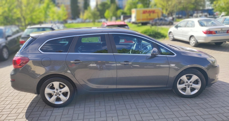 Opel Astra cena 26500 przebieg: 180800, rok produkcji 2012 z Wrocław małe 137